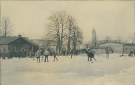 Alte Ansichtskarte Magdeburg, Winter 1917/18, Eislaufen, vermutlich ein Kriegsgefangenenlager
