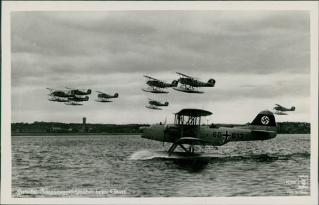 Alte Ansichtskarte Heinkel-Flugzeuggeschwader beim Start, 