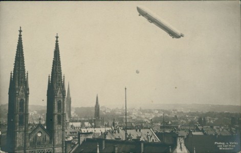 Alte Ansichtskarte Wiesbaden, Zeppelin über der Stadt