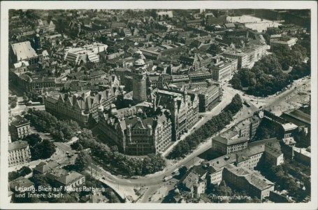 Alte Ansichtskarte Leipzig, Blick auf Neues Rathaus und Innere Stadt. Fliegeraufnahme