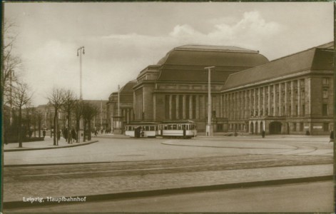 Alte Ansichtskarte Leipzig, Hauptbahnhof mit Straßenbahn