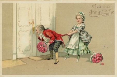 Alte Ansichtskarte Heureux Anniversaire, Kavalier mit Blumenstrauß schaut durch Schlüsselloch (Prägelitho)