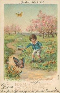 Alte Ansichtskarte Fröhliche Pfingsten, Knabe mit Schmetterling (leicht geprägt)