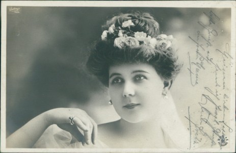 Alte Ansichtskarte Reutlinger, Paris, Dame mit Blumen im Haar