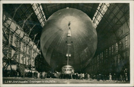 Alte Ansichtskarte LZ 127 "Graf Zeppelin", Einbringen in die Halle