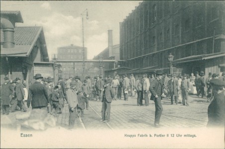 Alte Ansichtskarte Essen, Krupps Fabrik b. Portier II 12 Uhr mittags