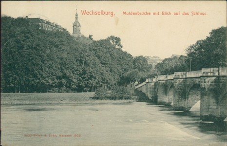 Alte Ansichtskarte Wechselburg, Muldenbrücke mit Blick auf das Schloss