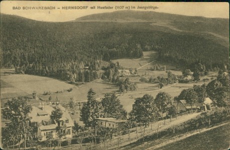 Alte Ansichtskarte Bad Schwarzbach, Hernsdorf mit Heufuder (1107 m) im Isergebirge