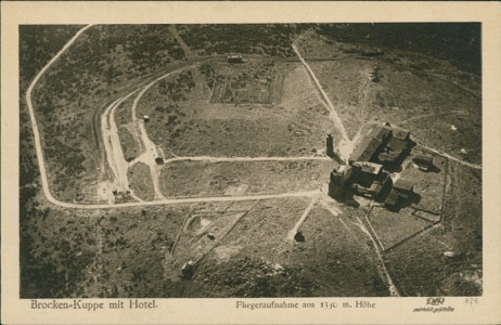Alte Ansichtskarte Brocken-Kuppe mit Hotel, Fliegeraufnahme aus 1330 m Höhe