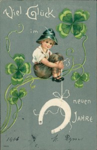 Alte Ansichtskarte Viel Glück im neuen Jahr, Knabe mit Hufeisen und Kleeblättern