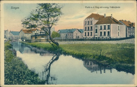 Alte Ansichtskarte Siegen, Partie a. d. Sieg mit evang. Volksschule