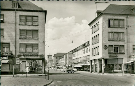 Alte Ansichtskarte Saarlouis, Französische Straße mit Rathaus