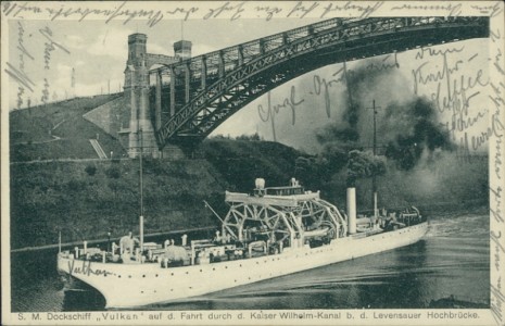 Alte Ansichtskarte S. M. Dockschiff "Vulkan" auf d. Fahrt durch d. Kaiser Wilhelm-Kanal b. d. Levensauer Hochbrücke, 