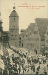 Alte Ansichtskarte Dillingen a. D., Kirchenparade d. k. bay. 8. Chevlg. Regt. an Königs Geburtstag