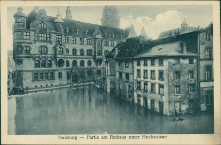 Alte Ansichtskarte Duisburg, Partie am Rathaus unter Hochwasser