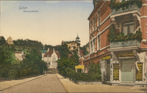 Alte Ansichtskarte Guben, Gartenstraße mit Colonialwarenhandlung von Ernst Hasse