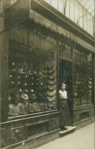 Alte Ansichtskarte Freiburg (ohne Ortsangabe), Hutgeschäft