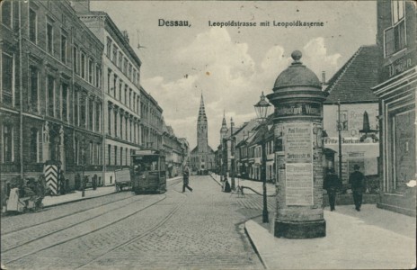 Alte Ansichtskarte Dessau, Leopoldstrasse mit Leopoldkaserne