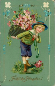 Alte Ansichtskarte Fröhliche Pfingsten!, Knabe mit einem Korb voller Blumen