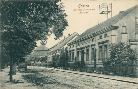 Alte Ansichtskarte Gassen / Jasień, Bahnhof-Strasse mit Postamt