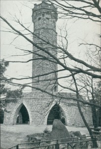 Alte Ansichtskarte Weinbietturm beim Weinbiethaus der Ortsgruppe Gimmeldingen des Pfälzerwald-Vereins, 