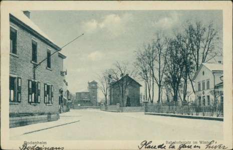 Alte Ansichtskarte Bodenheim, Bahnhofsplatz im Winter