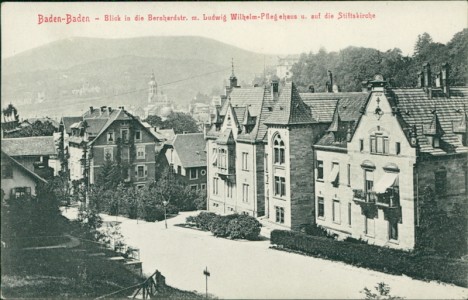 Alte Ansichtskarte Baden-Baden, Blick in die Bernhardstr. m. Ludwig Wilhelm-Pflegehaus u. auf die Stiftskirche