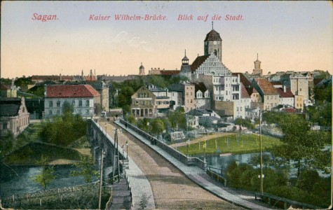Alte Ansichtskarte Sagan / Żagań, Kaiser Wilhelm-Brücke. Bick auf die Stadt