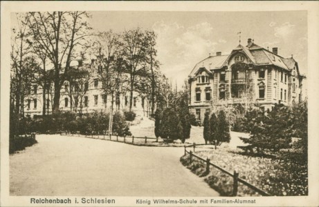 Alte Ansichtskarte Reichenbach / Dzierżoniów, König Wilhelms-Schule mit Familien-Alumnat