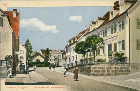 Alte Ansichtskarte Donaueschingen, Karlstrasse mit Hofapotheke