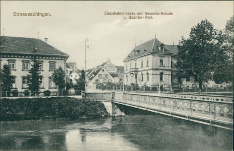 Alte Ansichtskarte Donaueschingen, Eisenbahnstrasse mit Gewerbe-Schule u. Bezirks-Amt
