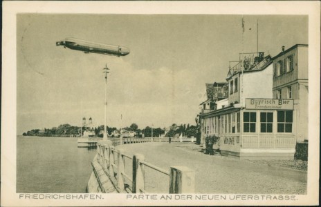 Alte Ansichtskarte Friedrichshafen, Partie an der neuen Uferstrasse mit Zeppelin