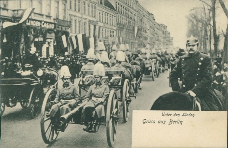 Alte Ansichtskarte Gruss aus Berlin, Unter den Linden, Militärparade, Kanonen, Pickelhaube