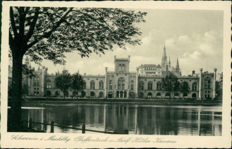 Alte Ansichtskarte Schwerin, Pfaffenteich u. Adolf Hitler-Kaserne