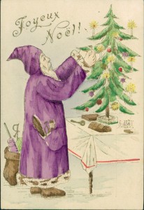 Alte Ansichtskarte Joyeux Noel, Weihnachtsmann im lila Mantel schmückt Tannenbaum