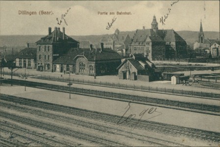 Alte Ansichtskarte Dillingen/ Saar, Partie am Bahnhof