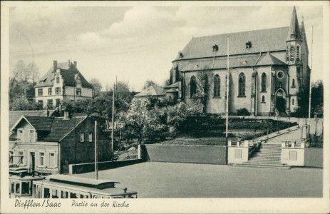 Alte Ansichtskarte Dillingen/ Saar-Diefflen, Partie an der Kirche