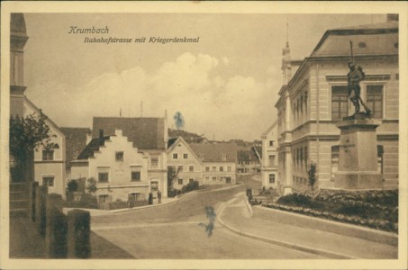 Alte Ansichtskarte Krumbach (Schwaben), Bahnhofstrasse mit Kriegerdenkmal