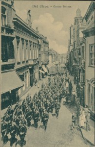 Alte Ansichtskarte Kleve, Grosse Strasse, Soldaten