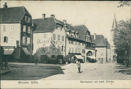 Alte Ansichtskarte Münster O/Els., Marktplatz mit kath. Kirche