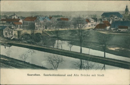 Alte Ansichtskarte Saaralben / Sarralbe, Saarkohlenkanal und Alte Brücke mit Stadt, Kanal, canal