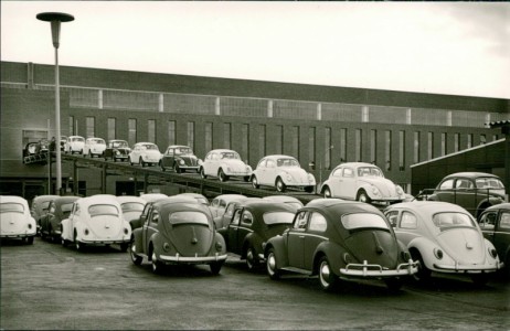 Alte Ansichtskarte Volkswagenwerk Wolfsburg, VW Käfer-Produktion