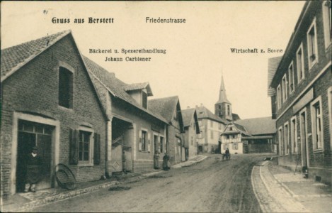 Alte Ansichtskarte Berstett, Friedenstrasse, Bäckerei u. Spezereihandlung Johann Carbiener, Wirtschaft z. Sonne