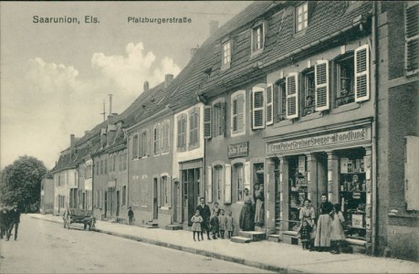 Alte Ansichtskarte Saarunion / Sarre-Union, Pfalzburgerstraße mit Spezereihandlung von Frau Peter Greiner