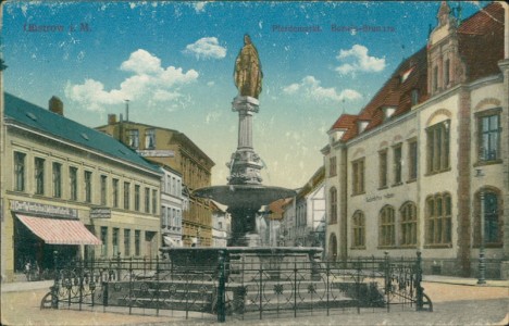 Alte Ansichtskarte Güstrow, Pferdemarkt, Borwin-Brunnen (siehe Erhaltung)