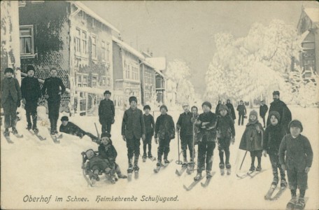 Alte Ansichtskarte Oberhof, Heimkehrende Schuljugend