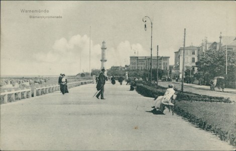 Alte Ansichtskarte Rostock-Warnemünde, Bismarckpromenade mit Leuchtturm