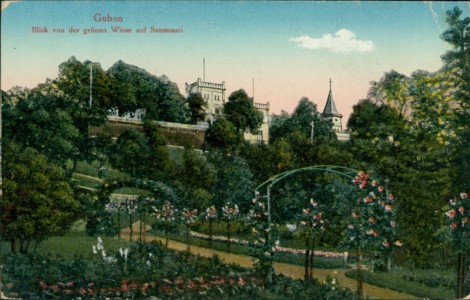 Alte Ansichtskarte Guben, Blick von der grünen Wiese auf Sanssouci