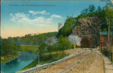 Alte Ansichtskarte Frankenberg/Sa., Harrasfelsen mit dem Körnerkreuz im Zschopautale, Bahnstrecke