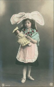 Alte Ansichtskarte Mädchen mit großer Schleife im Haar und Puppe im Arm, 